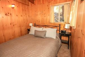 Owl Cabin - Sierra style cabin located on a quiet road in Fawnskin and backs up to National Forest!