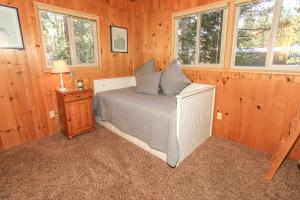 Owl Cabin - Sierra style cabin located on a quiet road in Fawnskin and backs up to National Forest!