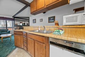 Boulder Bay Chalet Condo - Mountain charm condo with lake view and WIFI!