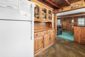 Nicoles Happy Place - Rustic and cozy cabin with a wood burning fireplace!