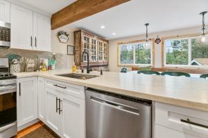 Casa Luna- Beautiful Maltby style home, just a short drive from Big Bears attractions!