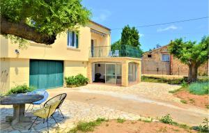 Maisons de vacances Beautiful Home In Saint Laurent La Verne With Wifi And 3 Bedrooms : photos des chambres