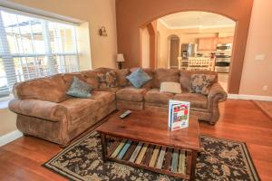 Lakeview Court Castle - Short walk to the Village and lake