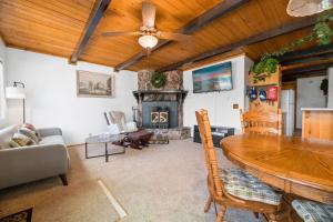 Lazy Bear Cabin -Beautiful mountaineer style cabin with wood ceilings and beamed accents