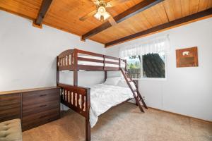 Lazy Bear Cabin -Beautiful mountaineer style cabin with wood ceilings and beamed accents