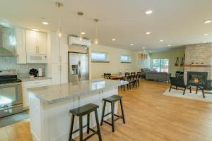 Modern Times - Amazing place with super open concept! Jet tub!