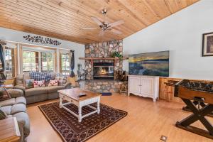 Cozy Fox Cabin - Stunning Big Bear property with Hot Tub, Foosball and Much more!
