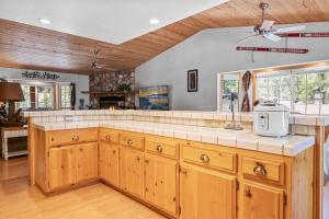 Cozy Fox Cabin - Stunning Big Bear property with Hot Tub, Foosball and Much more!