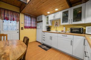 Comfy Cubby - Cozy mountain home in a great location near Bear Mountain Ski Resort
