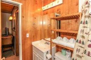 Cottage in the Pines - Great place to stay and close to everything! With Slope views!