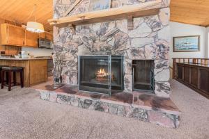 Cub Run Cabin - Spacious home close to the lake with Hot tub!