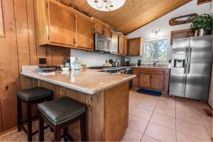 Cub Run Cabin - Spacious home close to the lake with Hot tub!