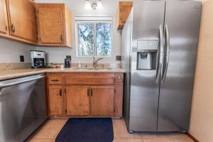 Cub Run Cabin - Spacious home close to the lake with Hot tub!