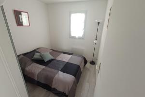 Apartment with pool near the beach