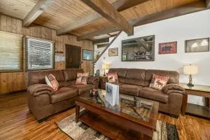 Little Bear Cottage - Cozy, quaint cabin with a great fireplace and so many fun board games! - Moonridge