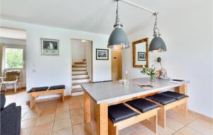 Maisons de vacances Gorgeous Home In St,-paulet-de-caisson With Private Swimming Pool, Can Be Inside Or Outside : photos des chambres