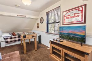 Dream Street Escape -Private Hot Tub, near the Village and Lake!