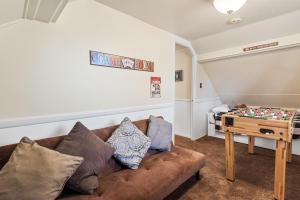 Dream Street Escape -Private Hot Tub, near the Village and Lake!