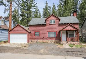 Eagles Den - Cozy cabin with a beautiful wood burning fireplace! Foosball Table!