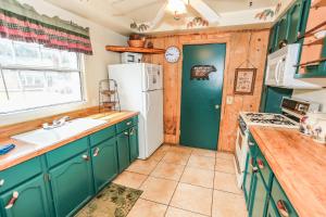 Eagles Den - Cozy cabin with a beautiful wood burning fireplace! Foosball Table!
