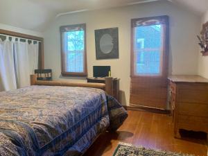 Eagles Den - Cozy cabin with a beautiful wood burning fireplace! Foosball Table!