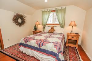 Eagles Den - Cozy cabin with a beautiful wood burning fireplace! Foosball Table!