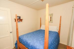 Eagles Den - Cozy cabin with a beautiful wood burning fireplace! Foosball Table!