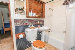 Eagles Den - Cozy cabin with a beautiful wood burning fireplace! Foosball Table!