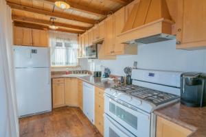 Lucky Bear Lodge - Excellent cabin with a hot tub, game room and an amazing view!