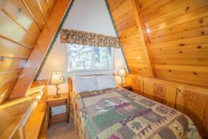 Lucky Bear Lodge - Excellent cabin with a hot tub, game room and an amazing view!
