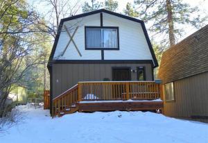 Little Brown Bear - Beautiful view, quiet area and an amazing hot tub!