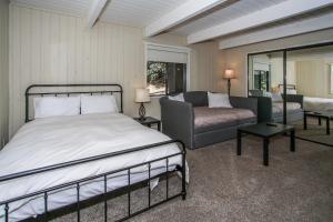 Escape to Bearadise - Cozy cabin with central heating, slope views! Shuffleboard Table, Board games!