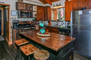 Little Big Pine - Perfect, stylish cabin near the lake with a great deck