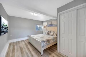 Lakefront Oasis - Adorable lakefront cabin with a private beach!