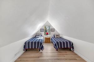 Lakefront Oasis - Adorable lakefront cabin with a private beach!