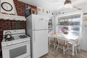 Lakefront Retreat - Lakefront cabin near Holloways Marina