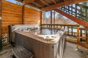 Family Fun Cabin - Mountain home with Game Room, Hot Tub and Lake Views!