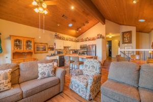 Lakefront Viking Oasis - Beautiful Viking Estates condo complex on the lake!
