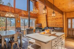 Fawnskin Family Cabin - Nicely decorated cabin with a lake view and a Foosball Table!