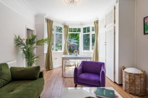 Wimbledon Town Centre Garden Apartment with private parking - Sleeps 5