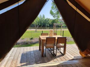 Campings Tente Lodge pour 5 personnes en bordure de la riviere Allier : photos des chambres