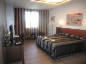 Double Room with Extra Bed room in Sercotel El Encin Golf