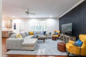 Fun West Knox Pad~ Hot Tub~ Neon Game Room~ Arcade - Alcoa