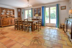 Villas SERENITY Villa pour 8 By Sunset Riviera Holidays : photos des chambres