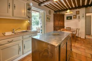 Villas SERENITY Villa pour 8 By Sunset Riviera Holidays : photos des chambres