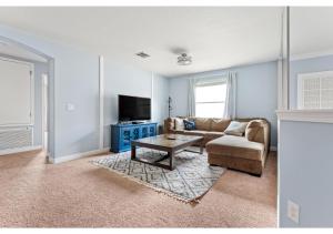 Lakefront 5BR Resort Pool Home Near Disney World