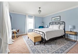 Lakefront 5BR Resort Pool Home Near Disney World