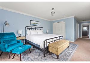 Lakefront 5BR Resort Pool Home Near Disney World