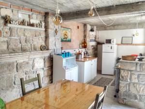 Minimalistic Oasis by the Sea in Stanici