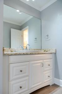 "The Sunset Shack" Best location with Ocean View, short walk to beach, perfect spot for a getaway!